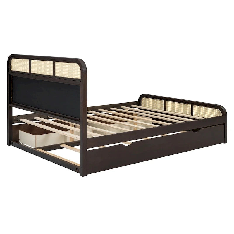 Letto a piattaforma Queen in legno di canna Boho con testiera in legno, letto estraibile e 2 cassetti portaoggetti