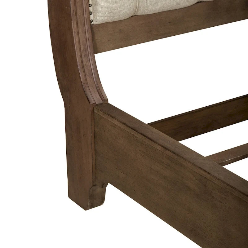Camera da letto Americana Farmhouse con letto a slitta, comò, specchio e comodino